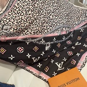 ❤️Louis Vuitton Wild at Heart Silk Square Scarf